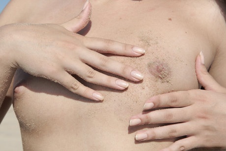 Sexy babe Alice D strips naked and shows off her trimmed pussy outdoors