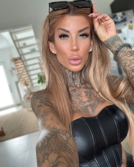 Tattooed amateur teases with her stunning curves in hot outfits