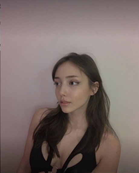 Teen OnlyFans babe Mia Saffron poses in her hot outfits & lingerie in a solo