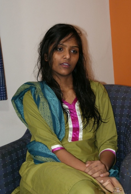 Indian divya slips off her shalwar suit to pose naked for the first time