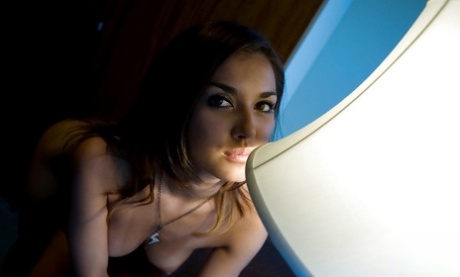 Smoking hot amateur girl exposing her gorgeous naked body