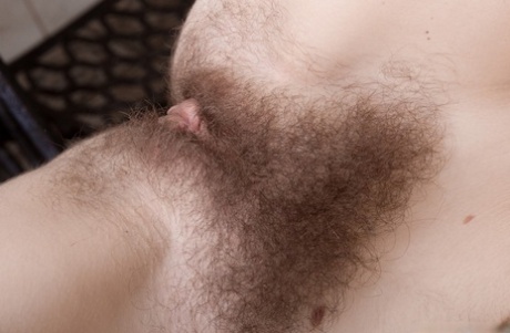 Sweet teen girl shows off her natural pussy during nude modeling premiere