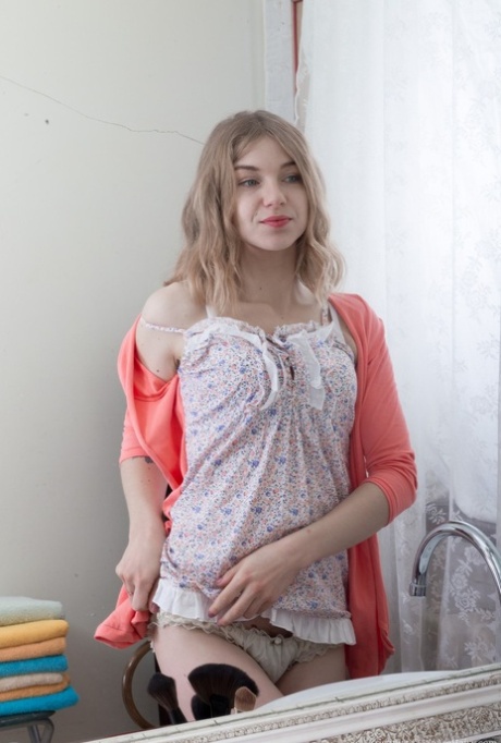 Sweet teen girl shows off her natural pussy during nude modeling premiere