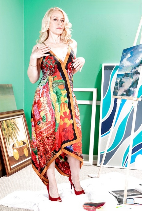 Busty mature babe Robin Pachino poses naked on high heels