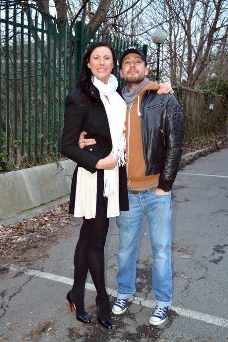 MILF Lara watching herself in the mirror while being fucked from behind