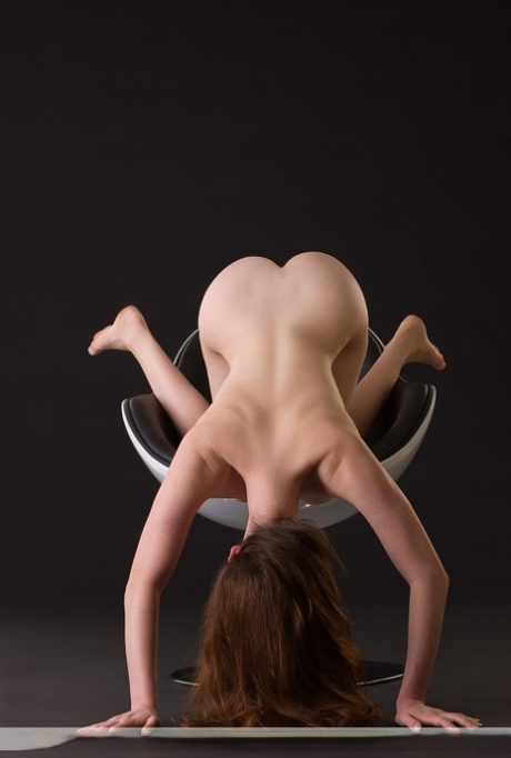 Leggy solo model Anna-Leah shows her beautiful tits while totally naked