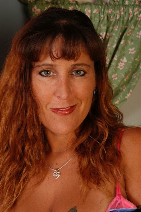 Old slut with stretch marks on her ass Katanya squeezes her sagging breasts