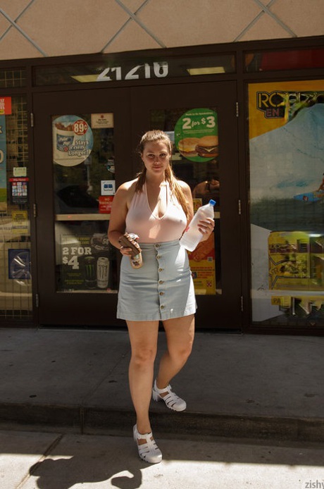 Voluptuous teenage girlfriend Lillias Right shows her curves in hot swimsuit