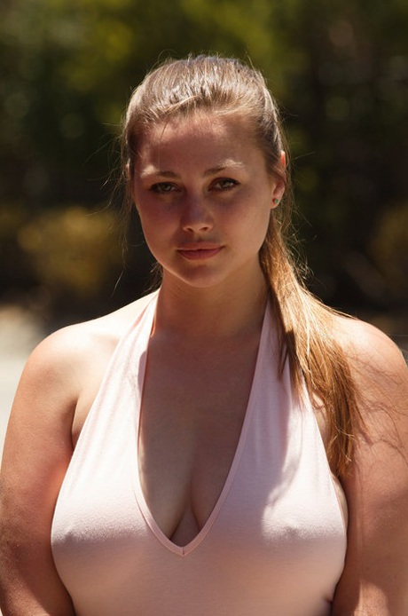 Voluptuous teenage girlfriend Lillias Right shows her curves in hot swimsuit