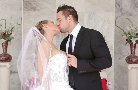 Groupsex party after wedding with sexy milfs Julia Ann and Nicole Aniston