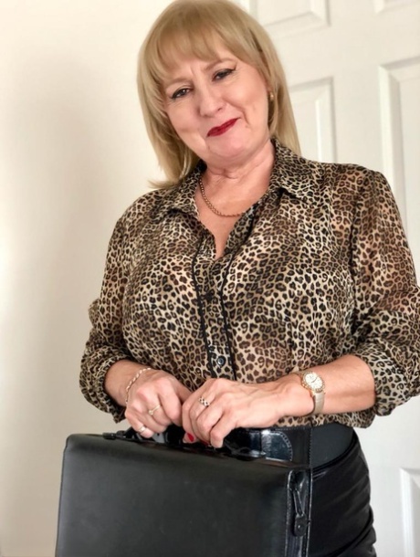 Chubby mature woman Lorna Blu gets herself some hardcore cock at the office