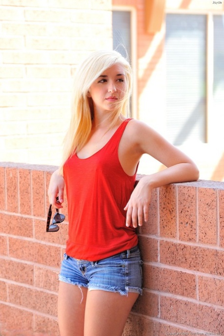 Sexy Jayde goes nude in public and shows off her tanned pussy