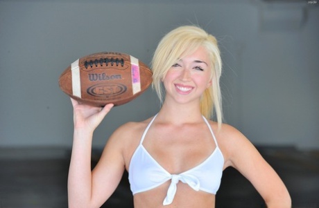 Sexy Jayde goes nude in public and shows off her tanned pussy